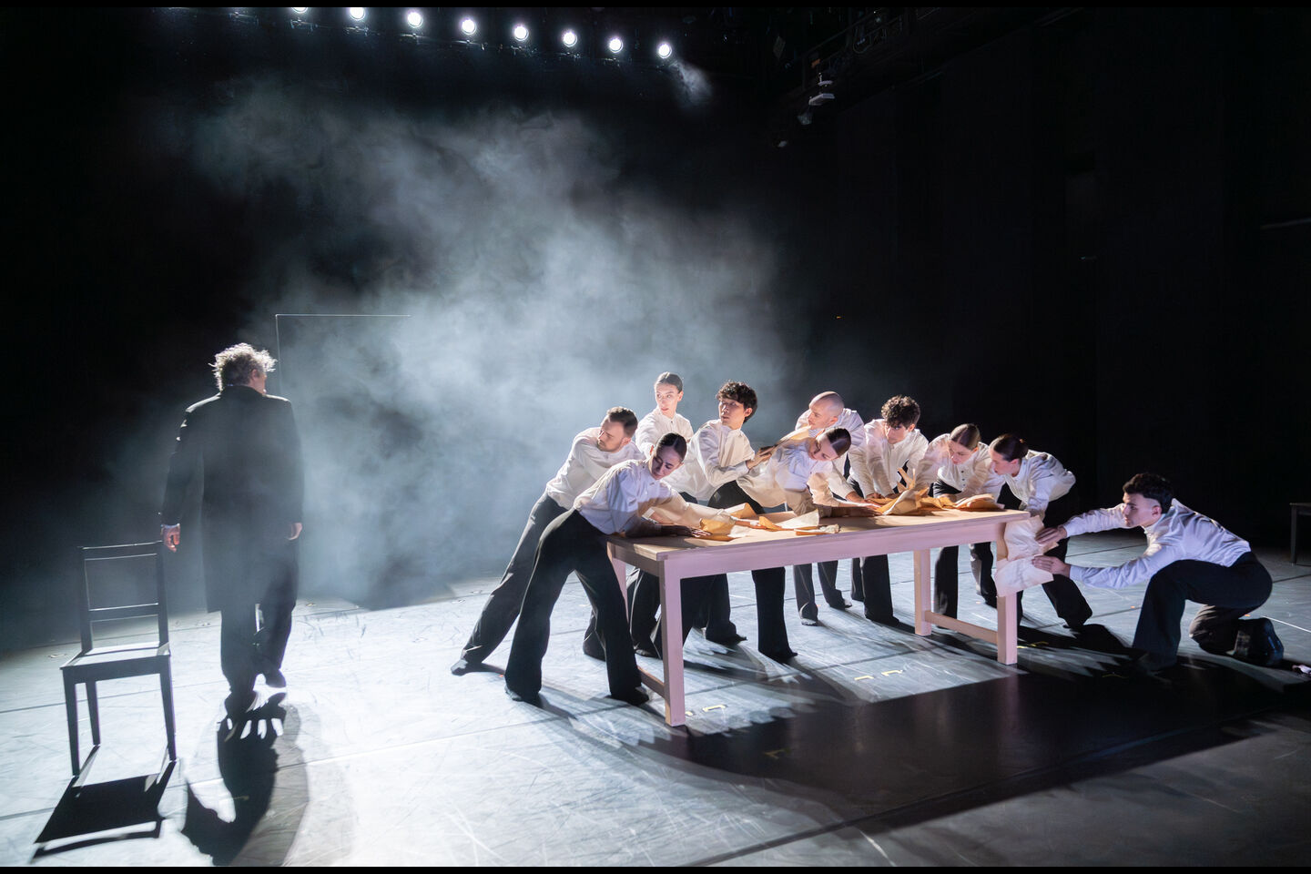 DA VINCI
Choreografie von Lucas Valente (UA)
Szenenfoto mit links: Jorge Concepción Leal (Leonardo da Vinci) und Ballettensemble
Foto: Bernd Schönberger