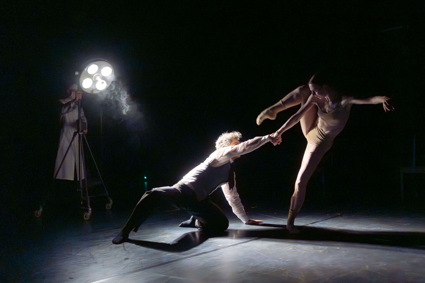 DA VINCI
Choreografie von Lucas Valente (UA)
Szenenfoto (im Vordergrund v.l.n.r.): Jorge Concepción Leal (Leonardo da Vinci) und Kate Farly (Muse)
Foto: Bernd Schönberger