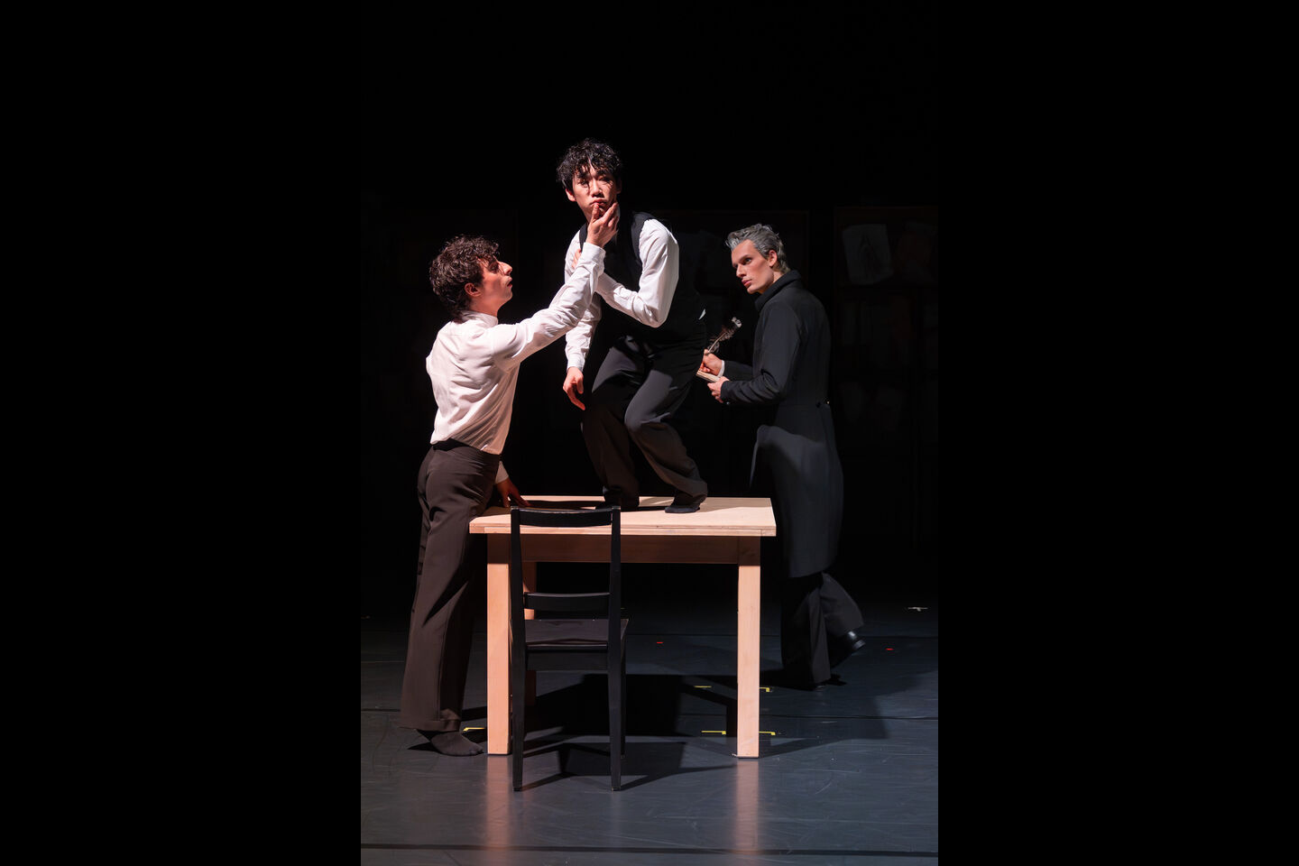 DA VINCI
Choreografie von Lucas Valente (UA)
Szenenfoto (v.l.n.r.): Alessandro Giacchetti (Lehrling), Taro Yamaha und Tibor Perthel (Leonardo da Vinci)
Foto: Bernd Schönberger